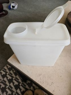 Tupperware container