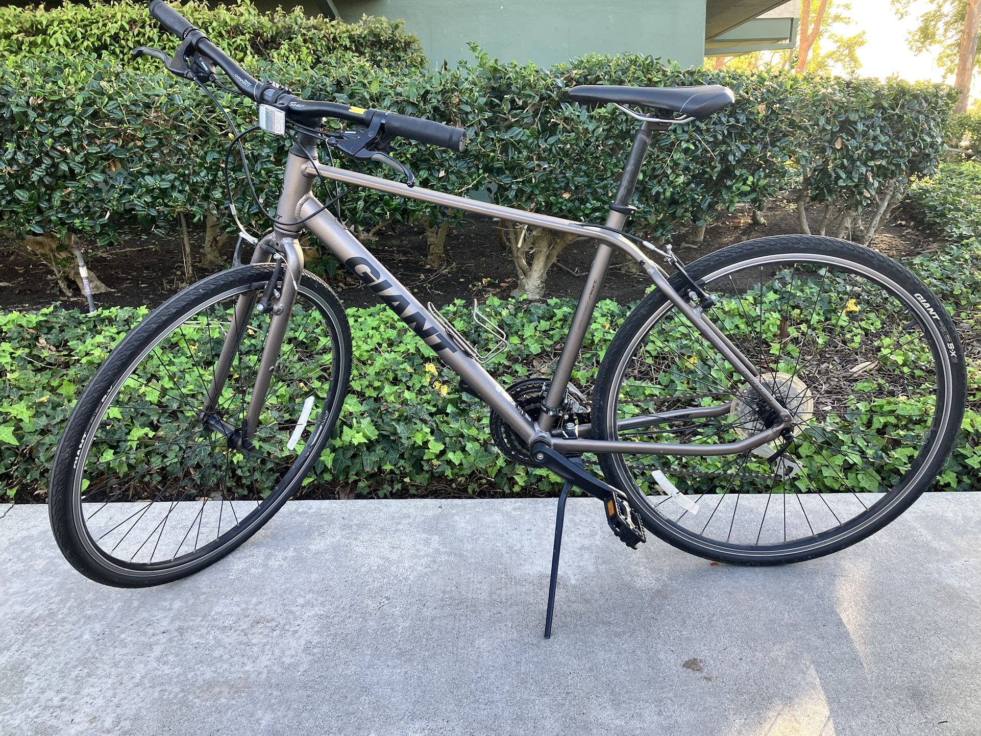 Giant Hybrid Bike (Medium frame - 700c tires)