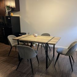 Table + 4 Chairs 