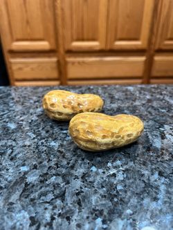 Vintage Ceramic Peanut In the Shell Design Pair of Salt and Pepper Shakers.   Made in Japan.  Size approximately 3 1/4 inches long.  Preowned see pict