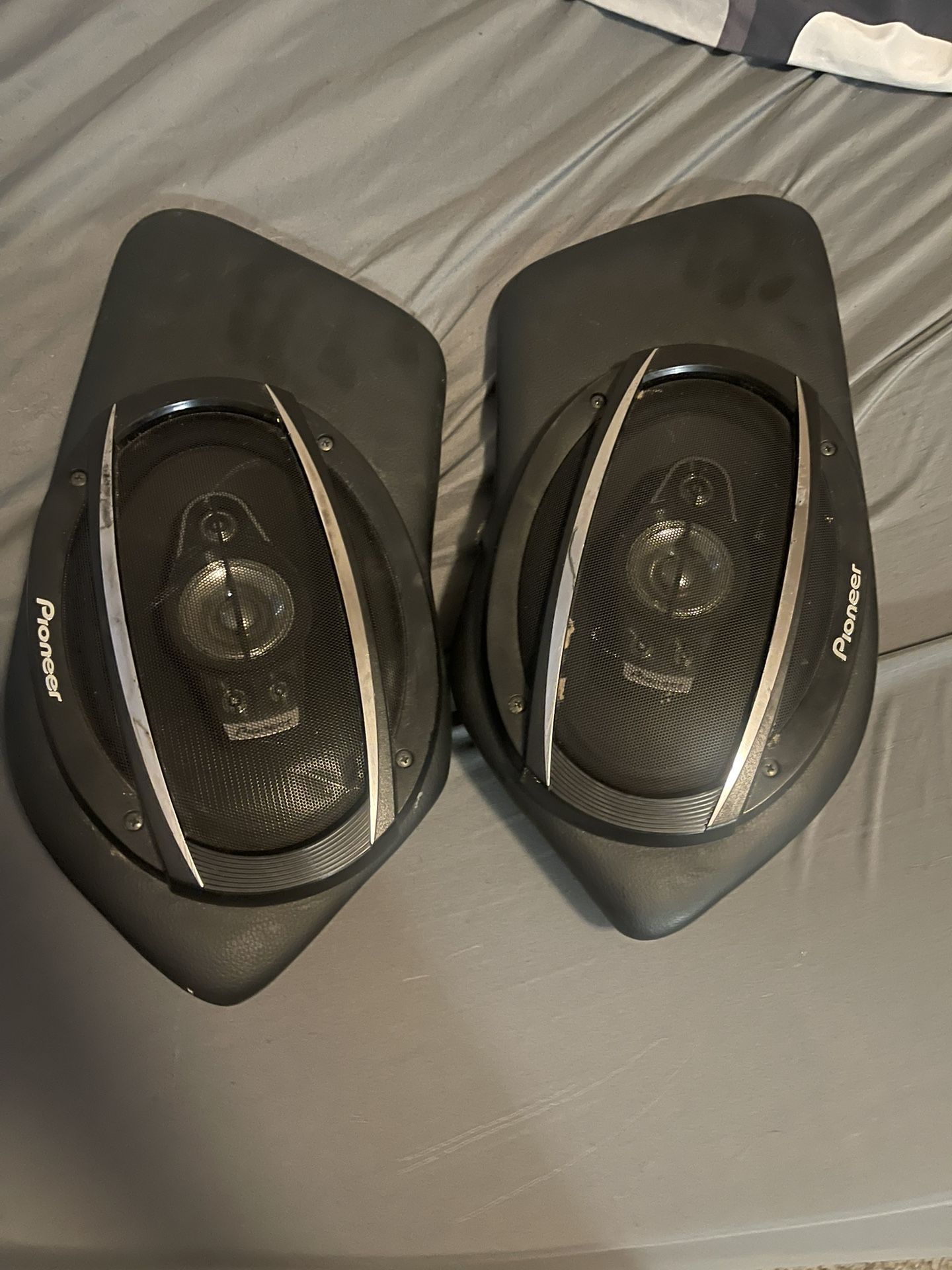 99-06 Chevy Silverado Speaker Pods With Pioneer 6x9