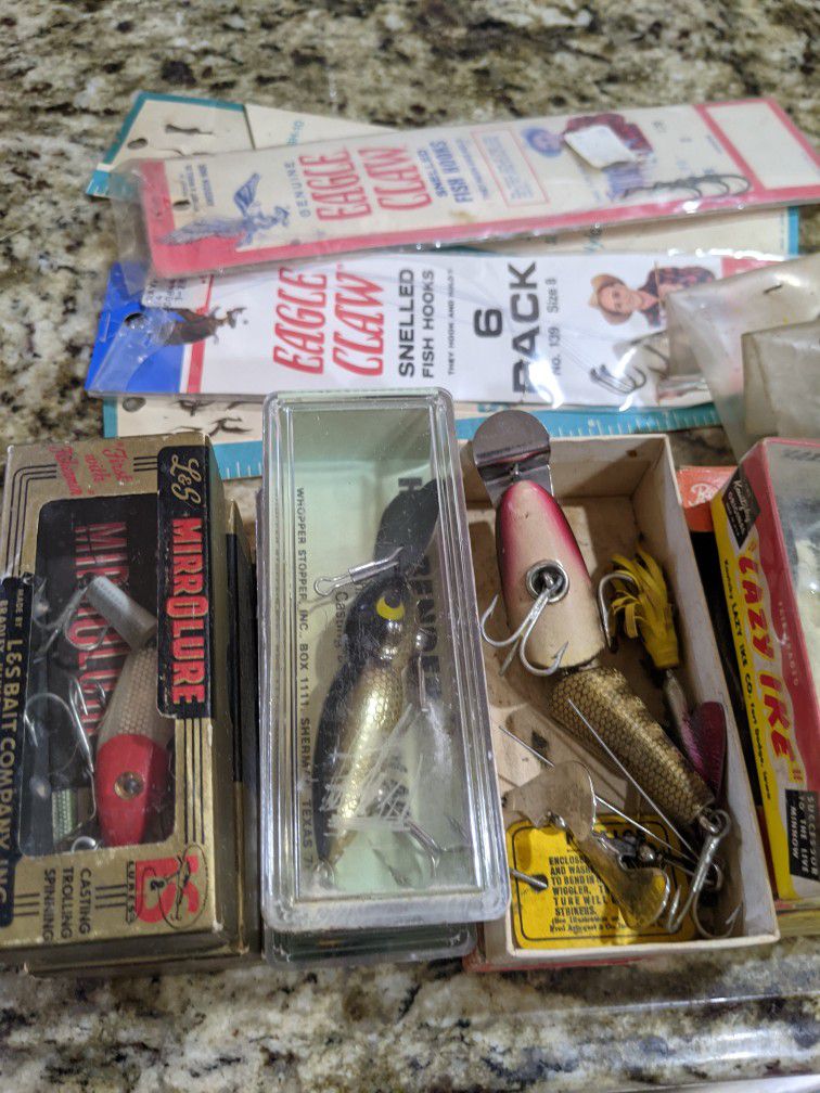 Photo VINTAGE FISHING LURES $50 For ALL