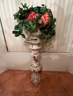 Famous Italian Capodimonte porcelain large Ornated Stand With Vase