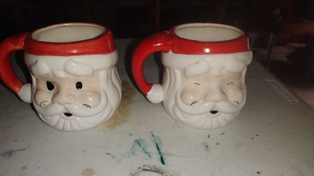 Santa Mugs Like New
