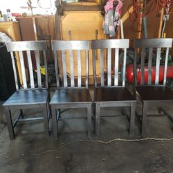 Table Aan 4 Chairs 