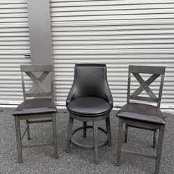 3 Bar Stools – Solid Wood – Good Condition Chair 3 pieces