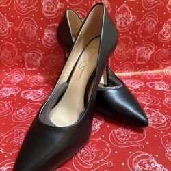 Jessica Simpson black pointed-toe pumps.