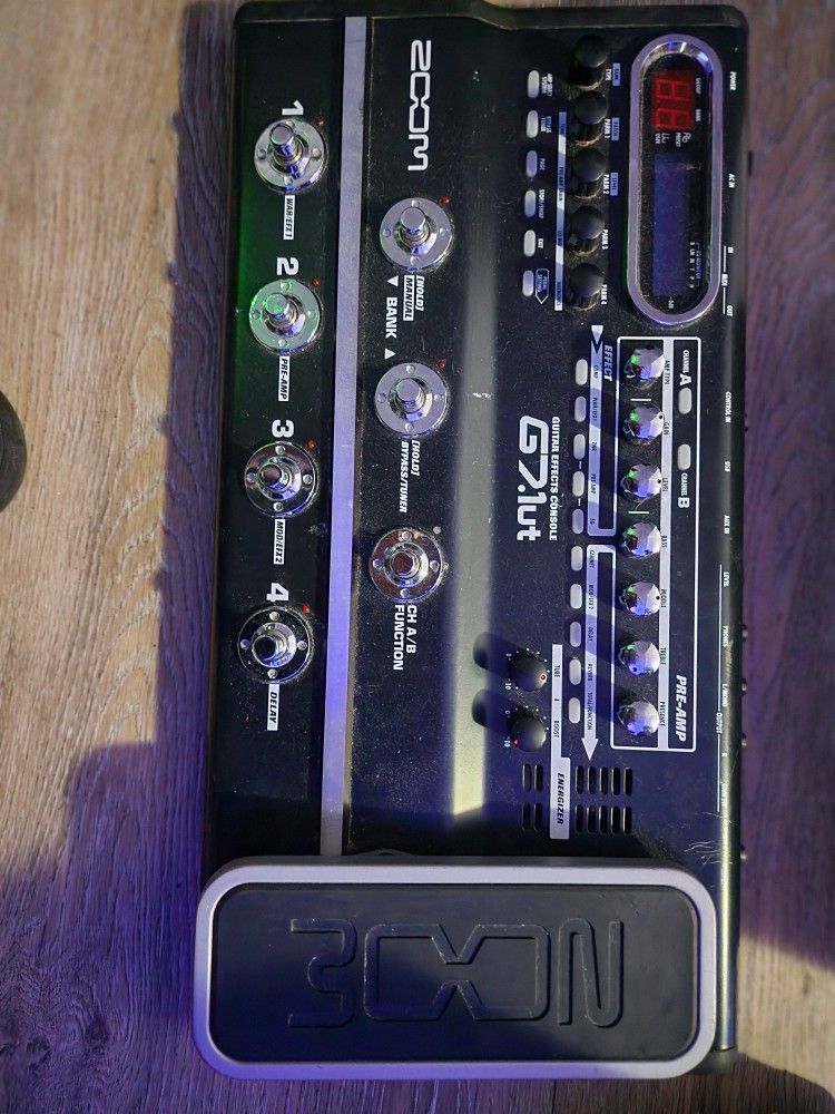 G71.ut Guitar Effects Console ZOOM