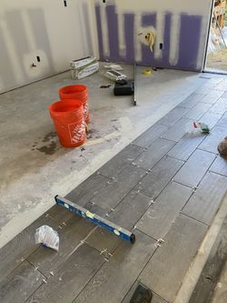 Tile 6x24 Color Gris Tengo 125 Pies Cuadrados