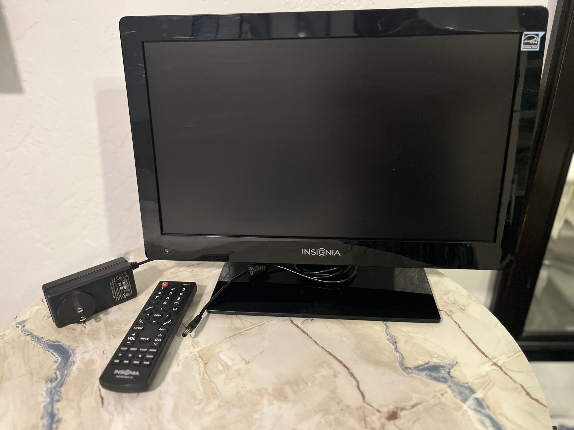 Insignia 19”LED 720p TV With Remote; Model # NS-19E310A13