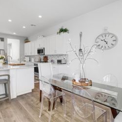 Pier 1 Glass Table With 6 Chairs