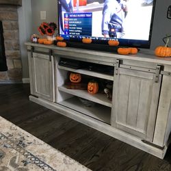 Carynhurst 70” TV Stand – Rustic Farmhouse Vibe