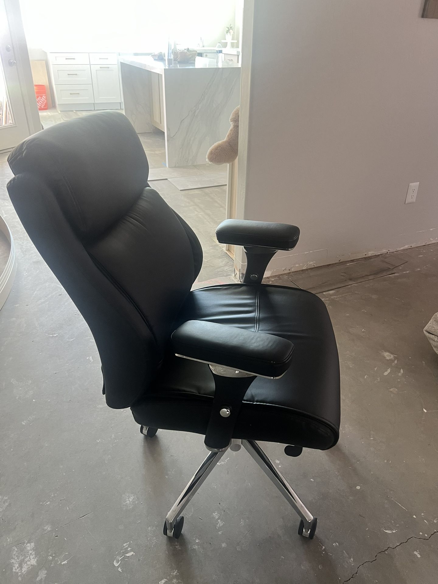Like New Black Office Chair