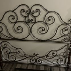 Queen 🫅 Size Bed 🛌 frame And Bed Rails Great condition 