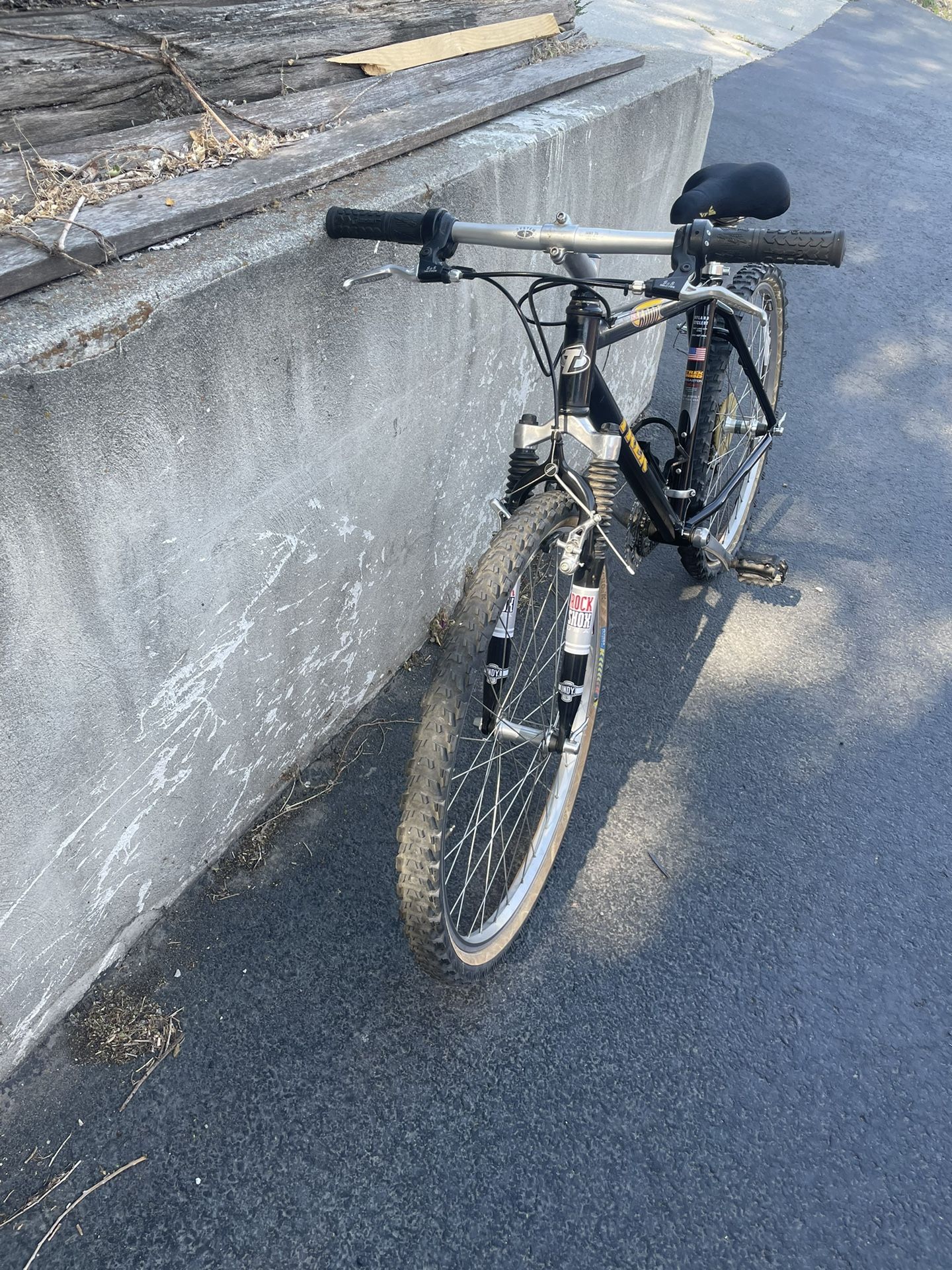 *Super Light Weight* Vintage Trek w/ Front suspension