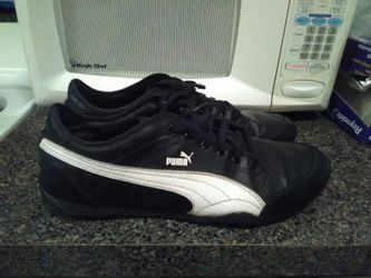 Leather pumas very good condition size 10/1/2