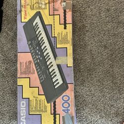 Casio CT-400 Vintage piano keyboard with stand