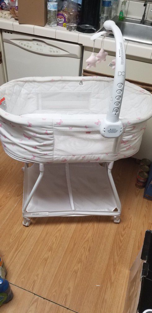 Delta Baby Basinet With Mobile 35.00