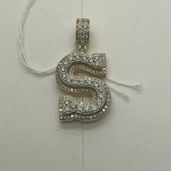 (S) PENDANT 14KT YELLOW GOLD, NATURAL DIAMONDS, 11.3 GRAMS. 