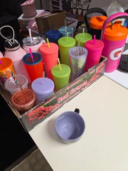 Various drinkware including 13 starbucks branded tumblers