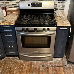 Working Clean Stainless Steel Gas Stove