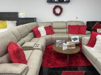 Beautiful Sectional With 3 Recliners
