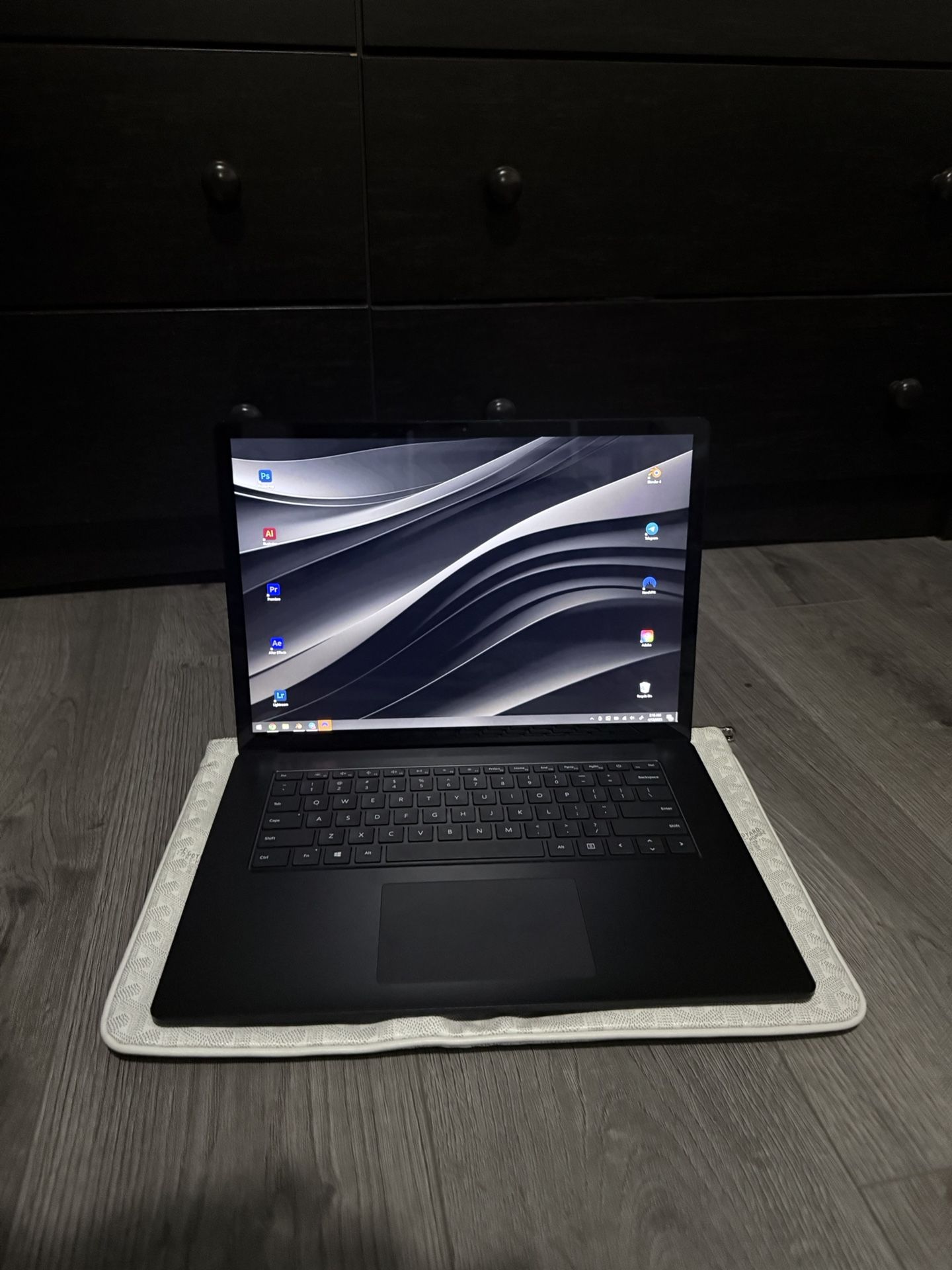 LIKE NEW 13.5” Microsoft Surface Laptop 2020 edition I7 32gb RAM 1tb SSD