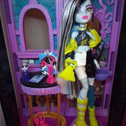Monster high skultimate secrets 3 Neon frights Frankie stein