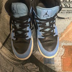 Jordan one mid University size 7 kids fits a size 6 women