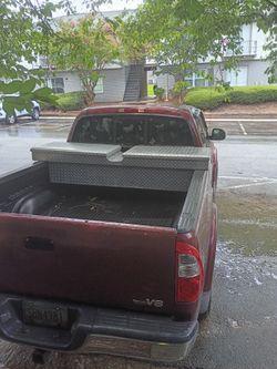 Truck tool box