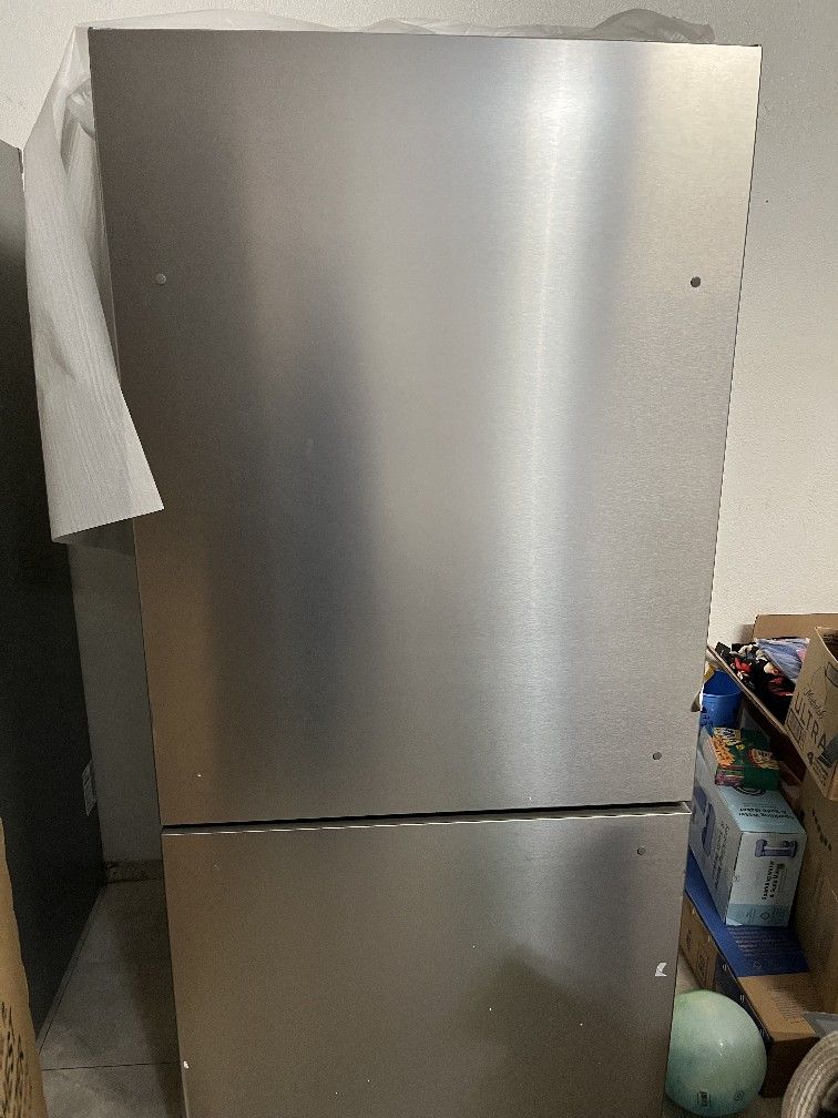 Bottom Mount Refrigerator W/Icemaker