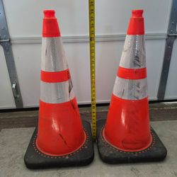 ๐ฅ 2 Heavy Duty 28 Inch Reflective Traffic Safety Cones Rubber Bases Parking Road Work ๐
โจ Overall pre-owned condition. Both show normal outdoor/wor