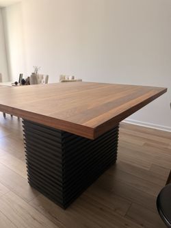 🟡 DINING TABLE