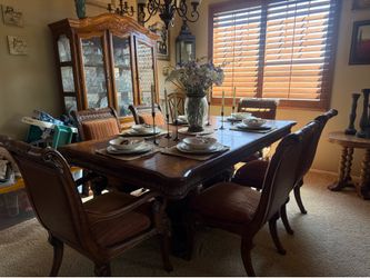 Beautiful Formal Dining Table and 6 Chairs