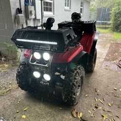 ATV 4x4 2005 equipada con sonido Bluetooth Snorkel contra el agua lista para la ruta.