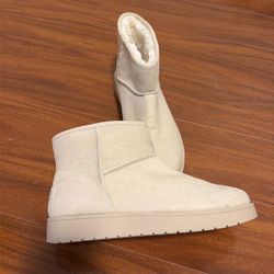 Women’s Size 9 Wintery Fuzzy Boots 