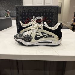 KD 15 black and white 