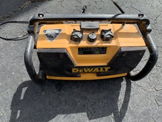 DeWalt DW911 Heavy-Duty Job Site Charger AM/FM Radio