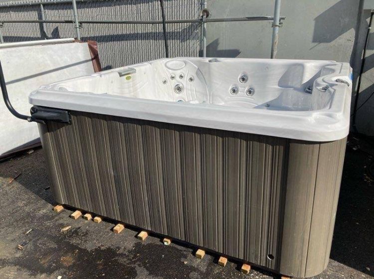 Jacuzzi J235 Hot Tub – Including DELIVERY & WARRANTY
