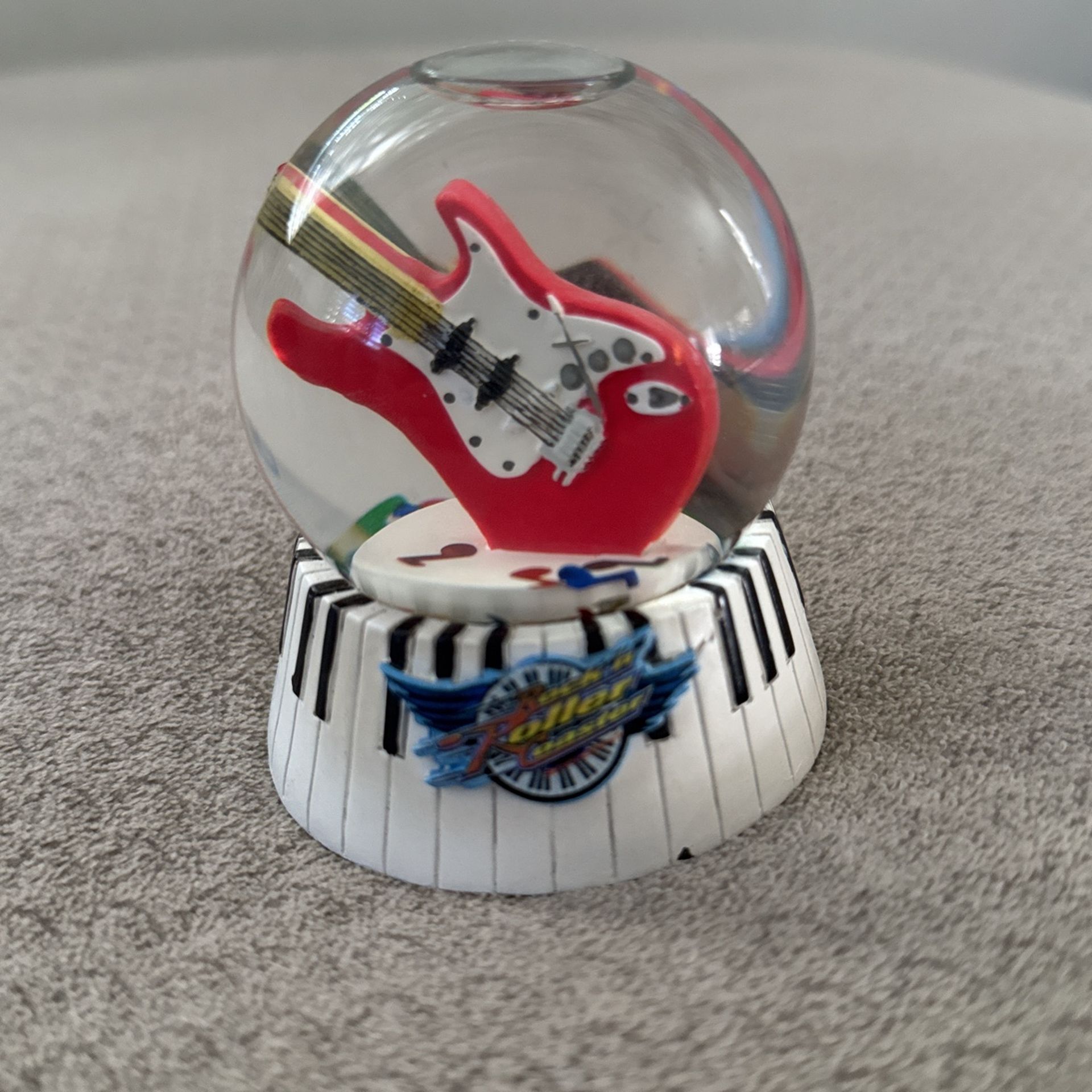 DISNEY WORLD MGM HOLLYWOOD STUDIO ROCK'N'ROLLER COASTER AEROSMITH MINI SNOWGLOBE