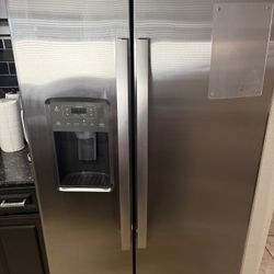 Refrigerador And stove 