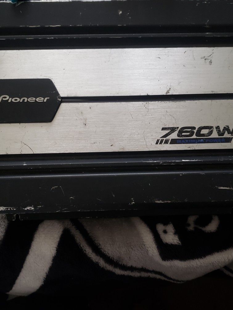 older pioneer t5400 2 Ghannel 760 watts brand name amp this miGht look bad thats how I Got it but it don't play bad