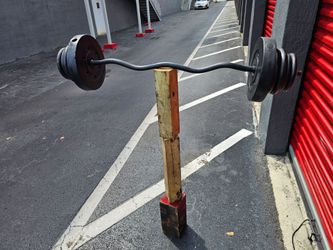 EZ Curl Bar with Weight Plates 💯 Pounds&Libras total Aprox. Delivery fee
Durable EZ curl bar set includes a black metal curved barbell and multiple