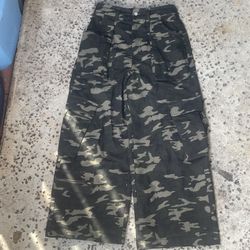 “O-CROWORLD” Y2K Baggy/Flared Camo Pants size small