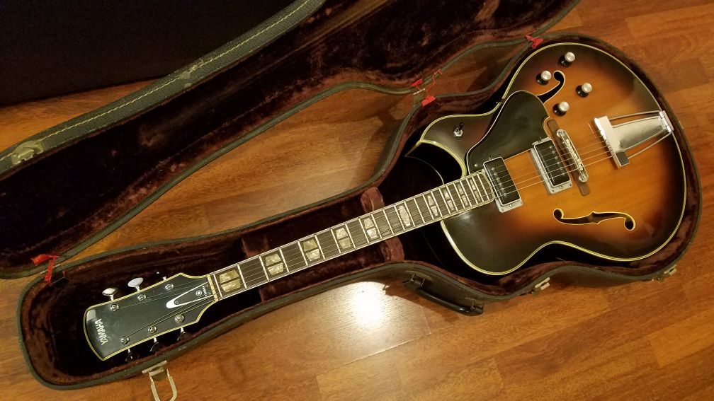Yamaha AE-11 jazz guitar