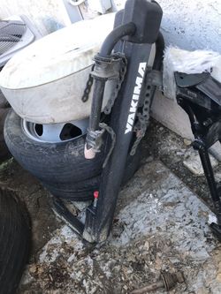 Tow hitch bike holder holds 2 bikes