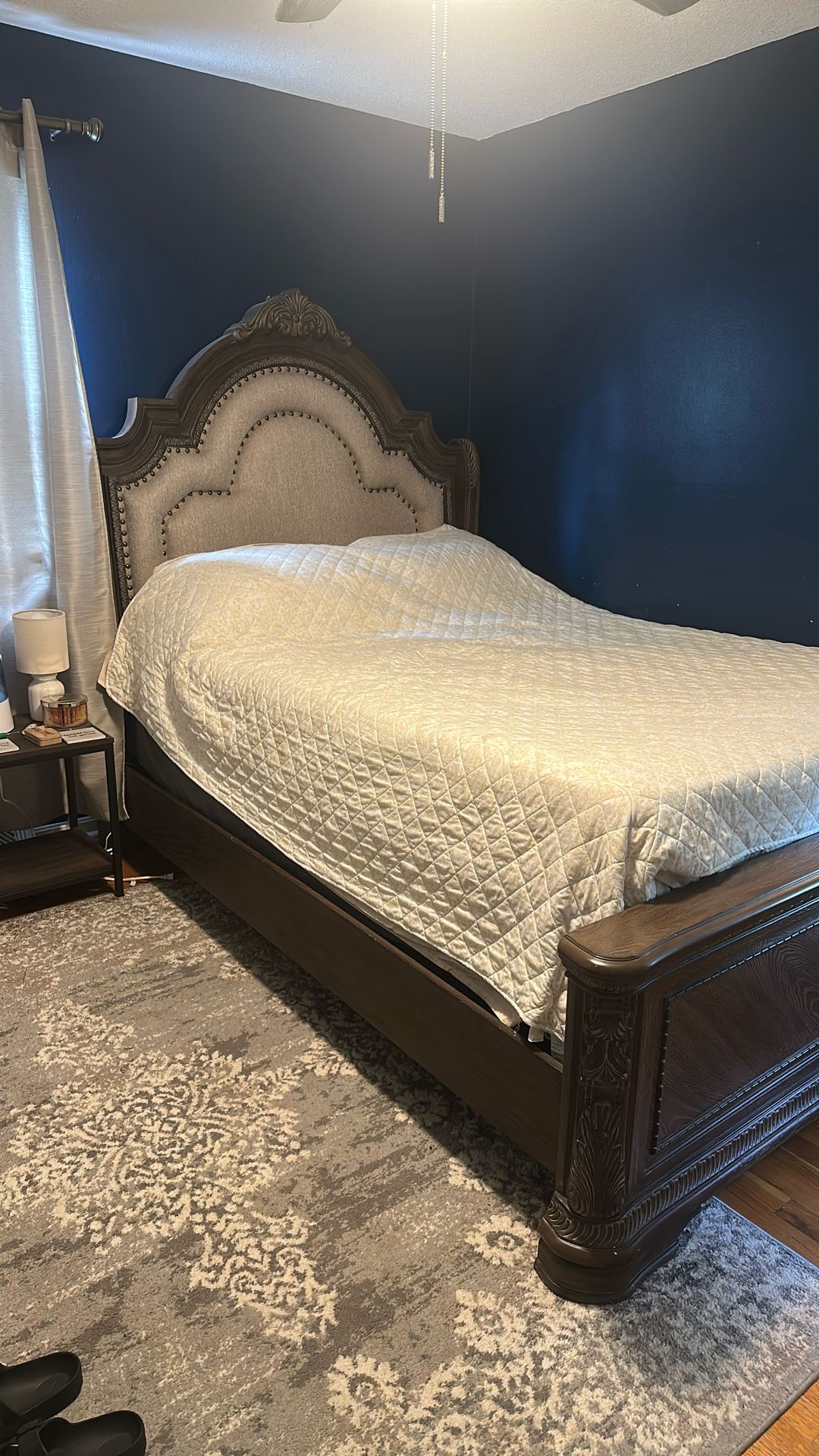2 Piece Queen Bedroom Set Bed frame & Dresser