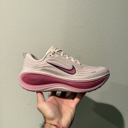 Nike Vomero Plus Women’s size 10.5 / Men’s size 9 NEW