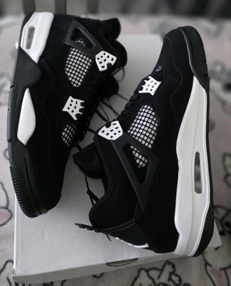 Jordan 4s White Thunder Size 11m DS