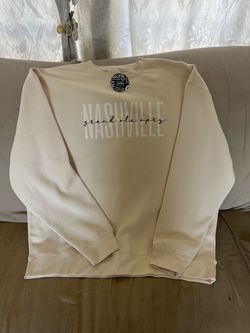 Nashville Grand Ole Opry cream cotton & polyester crewneck sweatshirt with white text reading 'NASHVILLE' with 'grand ole opry' in cursive below, size